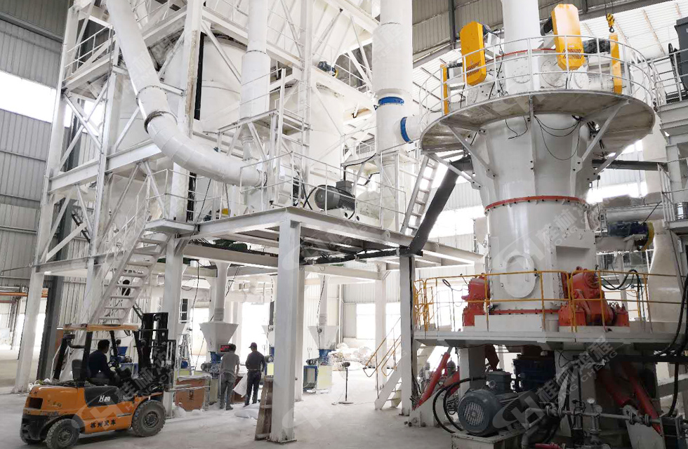 磨磷礦粉設備生產廠家哪里有?磨粉機廠家桂林鴻程超細立式磨粉機設備